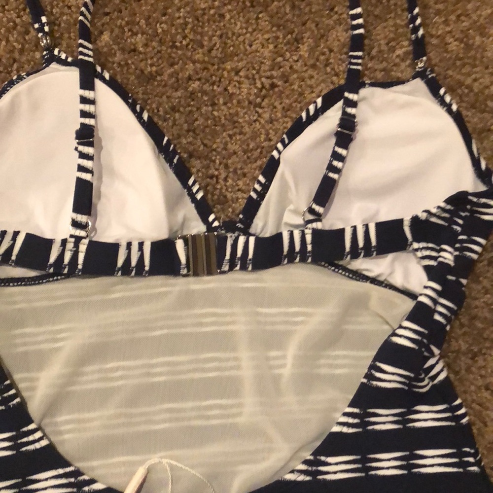 Swimsuit - Picture 5 of 7